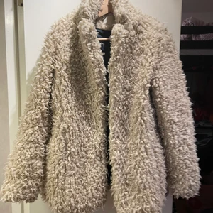 NUMPH Teddyjacka - Fin jacka i teddytyg på insidan och fint prickig insida.