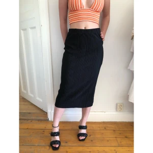 Kjol - Svart plisserad 🖤 svart pennkjol🖤 super snygg sommar🏝 som vinter❄️. Skön stretch. Matcha till sneakers eller klackar🖤 storlek xs. Modell som är på bilden är storlek XS. Eftersom det är stretch funkar det även i S. Bara provad så den är som ny ✨👌🏻