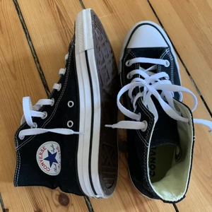 Converse  - HELT NYA Converse. Svarta, höga. Aldrig använda, endast provade inomhus pga för stora för mig.