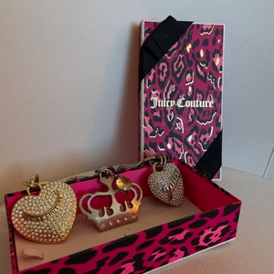 Smycke till väska - Juicy couture prydnad till väska. Går lätt att knäppa på både väska och nyckelknippa. Obs dom har lite vikt. Låda ingår om så önskas.  1 för 200. 3 för 400