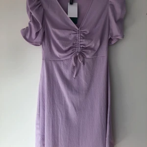 Lila hm klänning - Supersöt lila klänning från hm. Helt oanvänd med prislapp kvar. Köpt förra sommaren. Storlek S men passar även M
