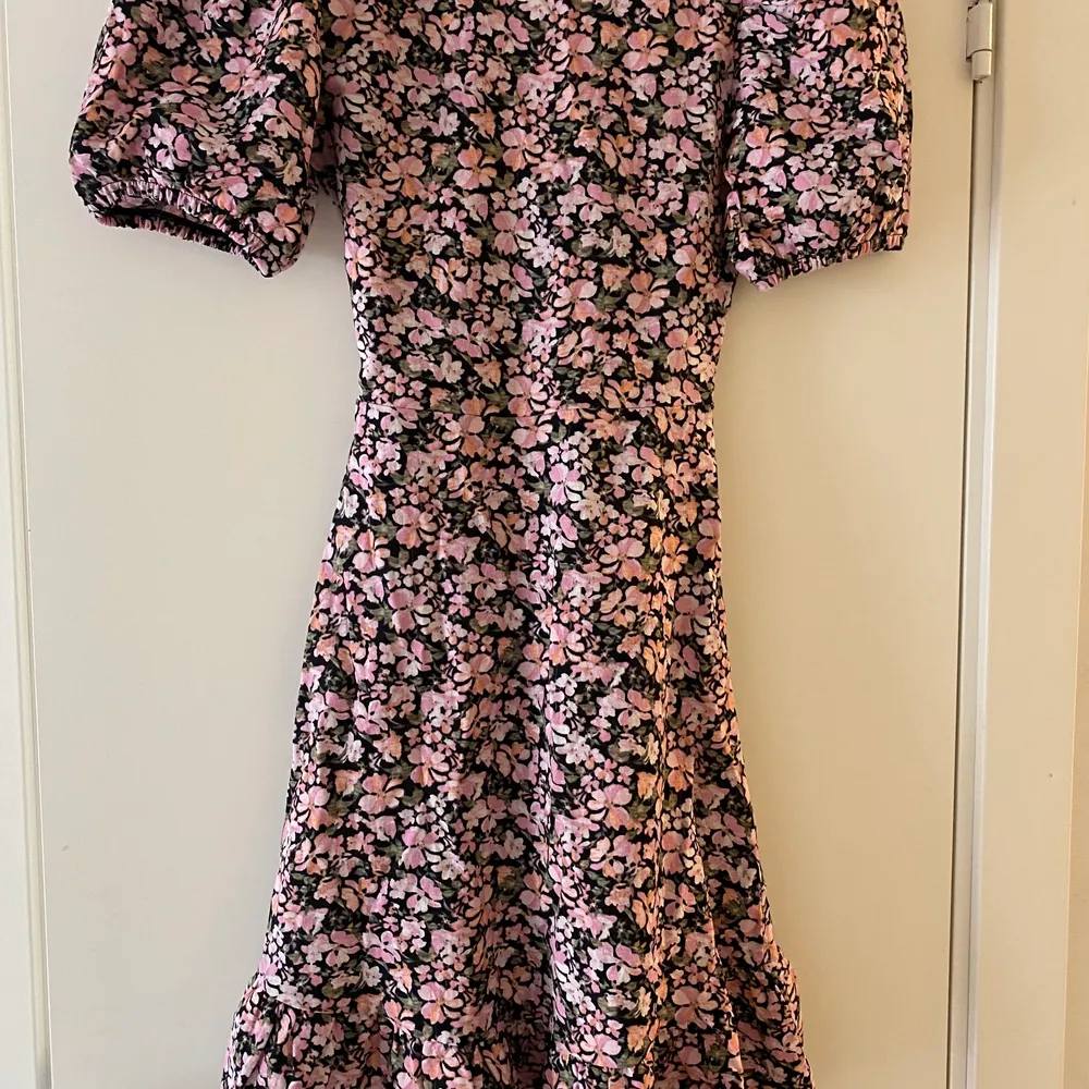 Säljer nu denna nya, blommiga klänningen med lappen kvar. Den är i storlek xxs och är så fin nu inför sommaren och våren med sina fina färger🌸. Klänningar.