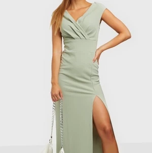 Ljusgrön balklänning - Superfin ljusgrön balklänning, V-ringad & slits