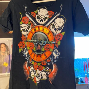 Guns n’roses merch - Cool Guns n’roses t-shirt🤘 den är ⟟ bra skick. Den är även klippt upp i halsen.
