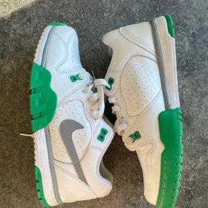 Nike Air Cross Trainer Low - Säljer nu mina skit coola Nike skor som inte alls är slitna❤️ Storleken är 41!💕 möts upp i Stockholm!❤️ nypris är 2700!❤️