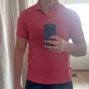 Piké från Ralph Lauren Stl M - Sitter som en Stl S då den är slim fit, färgen är spansk röd. Liknar rosa. Sparsamt använd.