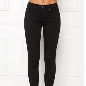 Dr denim lexy black, oanvända strl M - Oanvända byxor med lappen kvar i strl M. Små i storleken så passar även S. Nypris 400 kr.