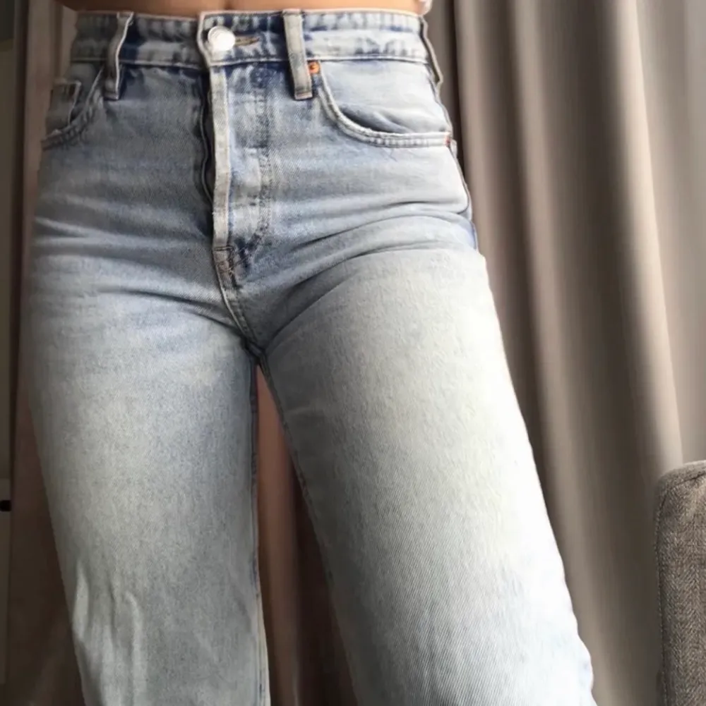 Blå högmidjade jeans i fint skick, jag är 165 cm . Jeans & Byxor.