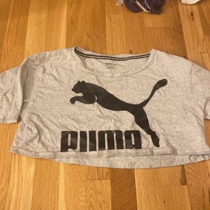 Puma tshirt - Kort puma T-shirt . Storlek xs i nyskick.