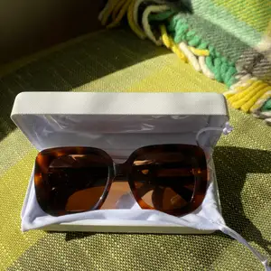 Jag säljer mina helt nya och oanvända chimi solglasögon i färgen 10 tortoise, köptes för 1200kr!❤️