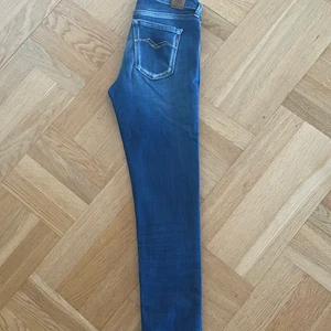 Replay Jeans - Blåa Jeans från Replay. Väldigt sparsamt använda. I strl 150 men passar mig som har XS/S. Väldigt mjukt och stretchigt material. Nypris 1000kr