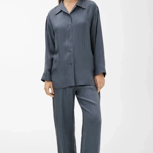 Arket, lounge wear XS - Lounge wear i cupro från Arket. Passar både till hemmamyset och till arbetet med en snyggare klack. Köpta separat men säljes som set. Nypris: 1598 kr (699 + 799). Varsamt använda. 