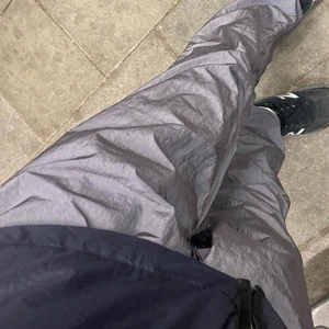 Stone island nylon trackpants - Grå/silvriga nylon byxor, knappt använda Nypris 445€ mitt pris 1500kr. Strl; w31 https://clothbase.com/items/8b6c0da7_stone-island-grey-nylon-track-pants_stone-island