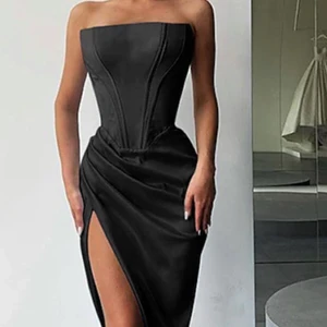 Balklänning  - Svart Balklänning  i storlek L. säljer pga för liten i storleken, passar nog mer som en M. (Inte mina bilder) köpt för 900 säljer för 400