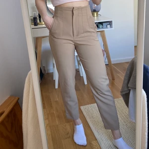Beiga kostymbyxor. - Verkligen såå fina kostymbyxor i beige. Sitter fint på kroppen och passar perfekt för dig som är lite bredare runt höfter och lår men smalare runt midja🤩 perfekta sommarbyxan!!