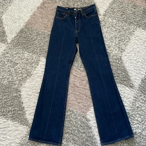 Levis jeans  - Mörkblå Levis jeans i storlek W26 L33. Använda ett fåtal gånger. Säljs för 400 + (frakt).