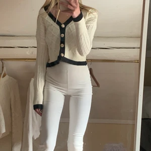 Oanvänd kofta - Såå fin oanvänd kofta från shein! Perfekta passformen och mjukt material 💕 ord. Pris är ca 200 kr, jag säljer för 60 kr + frakt 