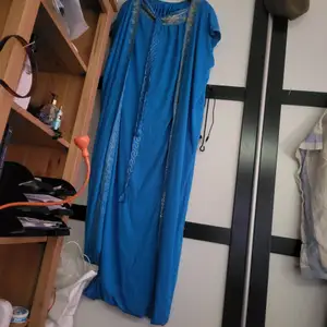 Bild 1 klänning från Tunisien en stl 300kr bild 2 linne stl l . 150kr bild 3 t-shirts blå stl 4 xl men mer som xl svart stl l organge stl 4 xl men mer som xl 200kr st