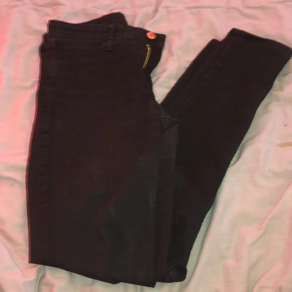 Svarta vanliga jeans från h&m i storlek 164, aldrig använda, säljes för 30 kr   Hör av er vid intresse eller fler frågor💖. Jeans & Byxor.