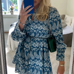 Blå sommarklänning🫧 - Säljer denna fina sommarklänning ifrån Zara. Strl XL pga. Ville ha den lite större (är i vanliga fall en storlek s). Nypris: 400kr. Skriv privat vid intresse!☺️