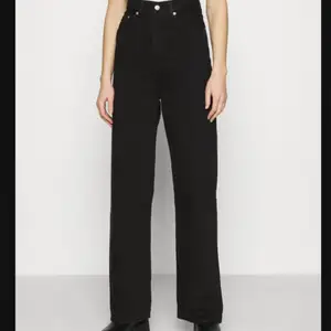 Svarta Levi’s jeans high loose. Storlek: W25 L31. Knappt använda. Säljs pågrund av att de var för korta. Nypris 1250 säljs för 550 + (frakt).