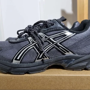Asics UB2-S GEL-1130, US8 - EU41,5 - Asics skor som är curated av Kiko Kostadinov, sjukt snygga men tyvärr lite små. Skriv för fler bilder. Bilderna här är lånade av den tidigare säljaren.