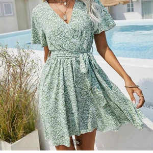 Klänning - Helt ny oanvänd klännning från SHEIN i storlek s. Passar perfekt nu till sommaren. Säljer då jag fick två likadana. Skriv för fler bilder.😊 #shein #klänning #blommigklänning