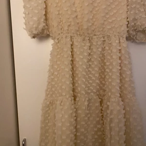 Sommar klänning - Drömmig sommar klänning som tyvärr inte kommit till användning , perfekt till skolavslutning eller student 💗