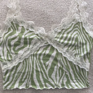 Linne från shein - Säljer ett linne från shein. Det är storlek xs, men passar bättre på en s skulle jag säga. Skriv vid intresse.