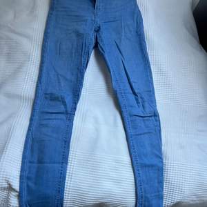 Skinny jeans i strech (högmidjade) som är väldigt blåaktiga i storlek S, som säljs för den är för liten för mig💎