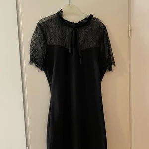 Svart klänning från NewYorker  - En klänning som nu tyvärr blivit för liten, storleken ska vara 38 men skulle mer säga att den är 36.