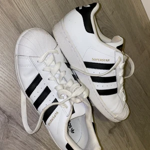 Adidas skor - skor från adidas i storlek 37 1/3.
