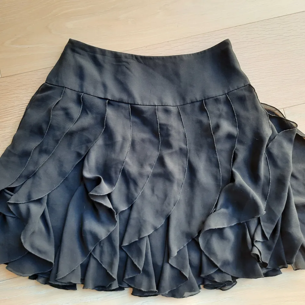 Black skirt from H&M in excellent condition. Size 34. Kjolar.