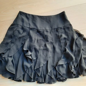 H&M svart kjol 34 - Black skirt from H&M in excellent condition. Size 34