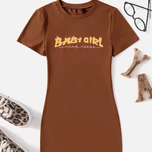 Klänning - Klänning från shein! Helt oanvänd! Den är helt brun på baksidan!🤎🤎🤎 PRUTA GÄRNA!!