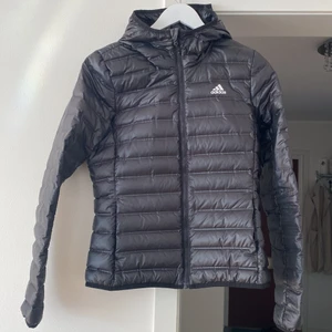 Adidas vårjacka i storlek  S svart. - Adidas vårjacka i storlek S (Svart) slim super fin på, jacka är i väldigt fin skick 