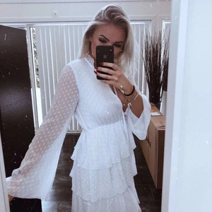 Studentklänning  - En vit klänning från en av Linn ahlborgs gamla kollektioner tillsammans med nakd. Klänningen är aldrig använd och har alla lappar kvar. Storlek 32