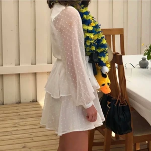Vit klänning - ❌lånad bild❌, säljer denna fantastiska vita klänningen som även går att använda till studenten. Långärmad med en underkjol som gör att klänningen inte flyger upp och inte als genomskinlig. Inga defekter och endast använd en gång. Köpt på PLICK för ett år sen❤️