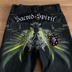 Rawblue byxor - Köpte dessa från plick et tag sedan men har aldrig använt eftersom dem inte passar. Står att de ät storlek 16, vilket står är storlek 33, men jag tycker ändå att de är mindre än det. Så jag skulle säga att de var runt storlek 29 eller 30. Skriv till mig om du vill att jag mäter exakta mått:) 