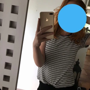 Randig topp💞 - Säljer min randiga t-shirt då jag har många liknande💕 köparen står för frakten🥰