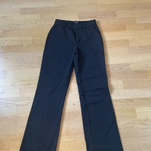 Low wais Kostymbyxor - Svarta kostymbyxor från Lindex. Får ej på mig byxorna därför ej bättre bilder ❤️