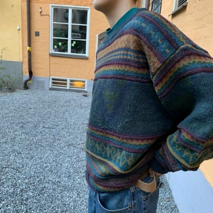 Stickad tröja - En så fin stickad tröja i storlek l som passar bra nu när de börjar bli lite varmare. Den är i bra skick och inga defekter uppskattad storlek som L modellen är 176 och bär odtast s-m 