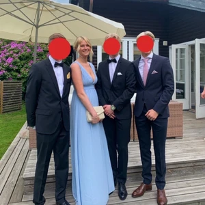 Balklänning  - Säljer nu min superfina balklänning som endast är använd 1 gång! Lång klänning med superfin urringning & djup i ryggen!!🥰 🥰 