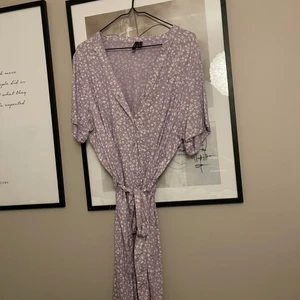 Klänning från Monki - Storlek XL men skulle säga mer L. Längre klänning med knytning i midjan och slits. Jättefin! Nypris 399