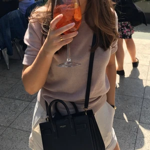 H&M kashmir t-shirt - Gammelrosa tshirt i 100% kashmir från H&M, fint skick! Storlek small, lite längre än standard-tshirt ärmar. 