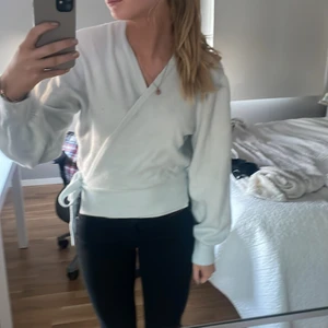 Omlotttröja - Supersnygg stickad omlotttröja från & other stories, helt oanvänd med lapp på! Superfin blå färg. Storlek M men passar mig som är en S