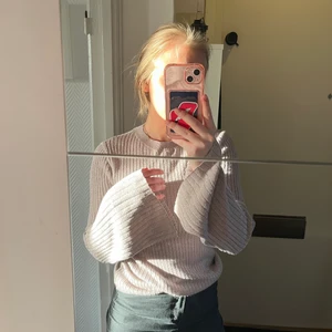”Rosa” glittrig tröja  - En rosa glittrig tröja från hm i st 36. Är lite längre men låna visa ärmar. Aldrig använd 