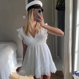 Vit klänning - Superfin klänning som passar till studenten!! Valde mellan denna och en annan, därför väljer jag att sälja denna. Så fint skick passar en S!💕💕💕 (Obs inte mina bilder!)