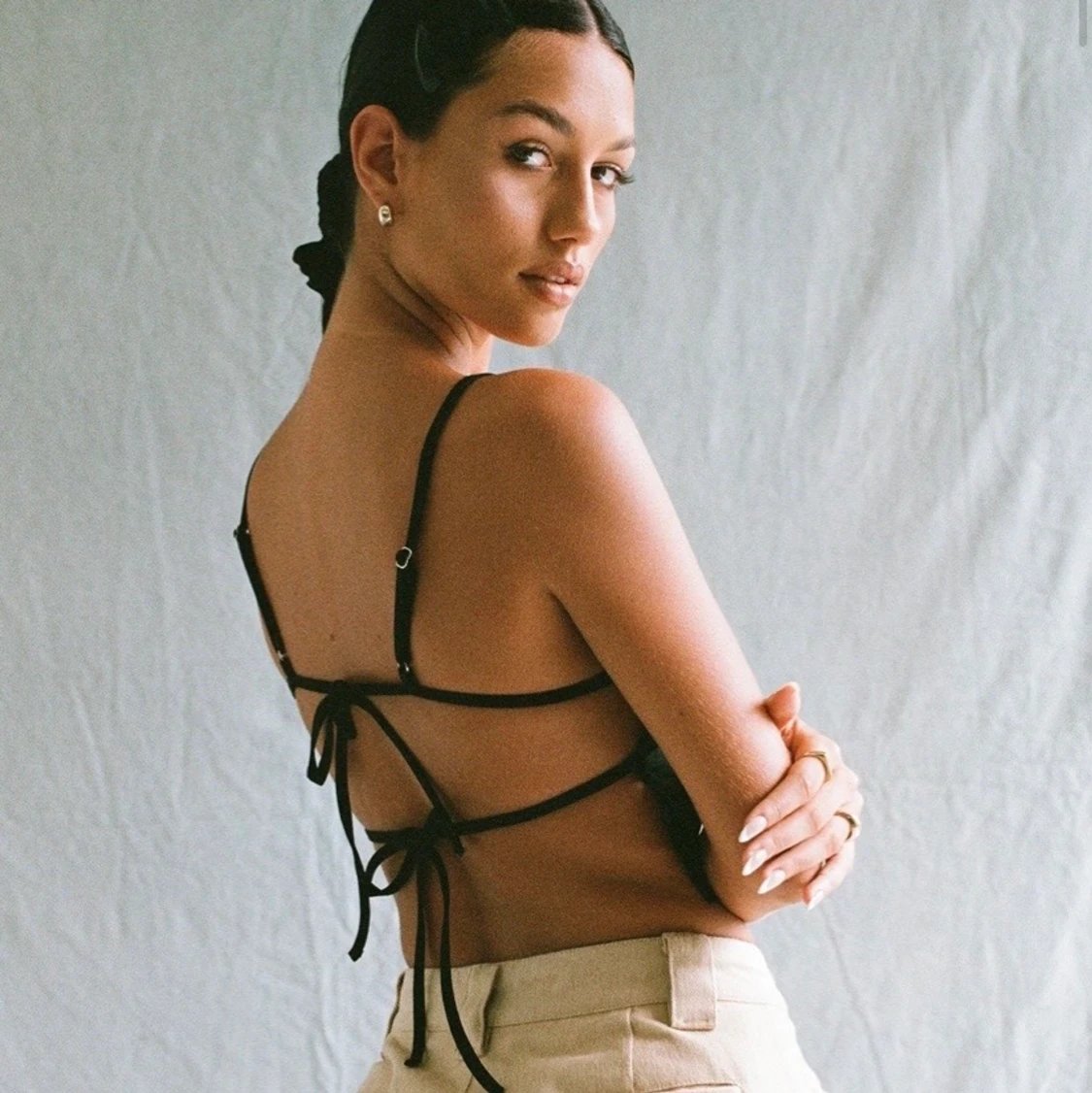 Svart topp med öppen knytrygg.