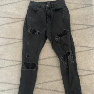 Coola gråsvarta jeans - Bra kvalite trots användna många gånger. Mycket bekväma. Storlek 38, inte speciellt stretchiga så passar bäst på S. Blandning mellan skinny och baggy jeans. 